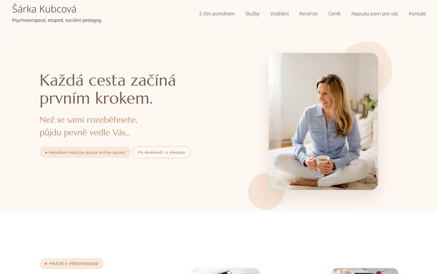 Úvodní stránka webu Šárky Kubcové s fotografií terapeutky a nadpisem Každá cesta začíná prvním krokem